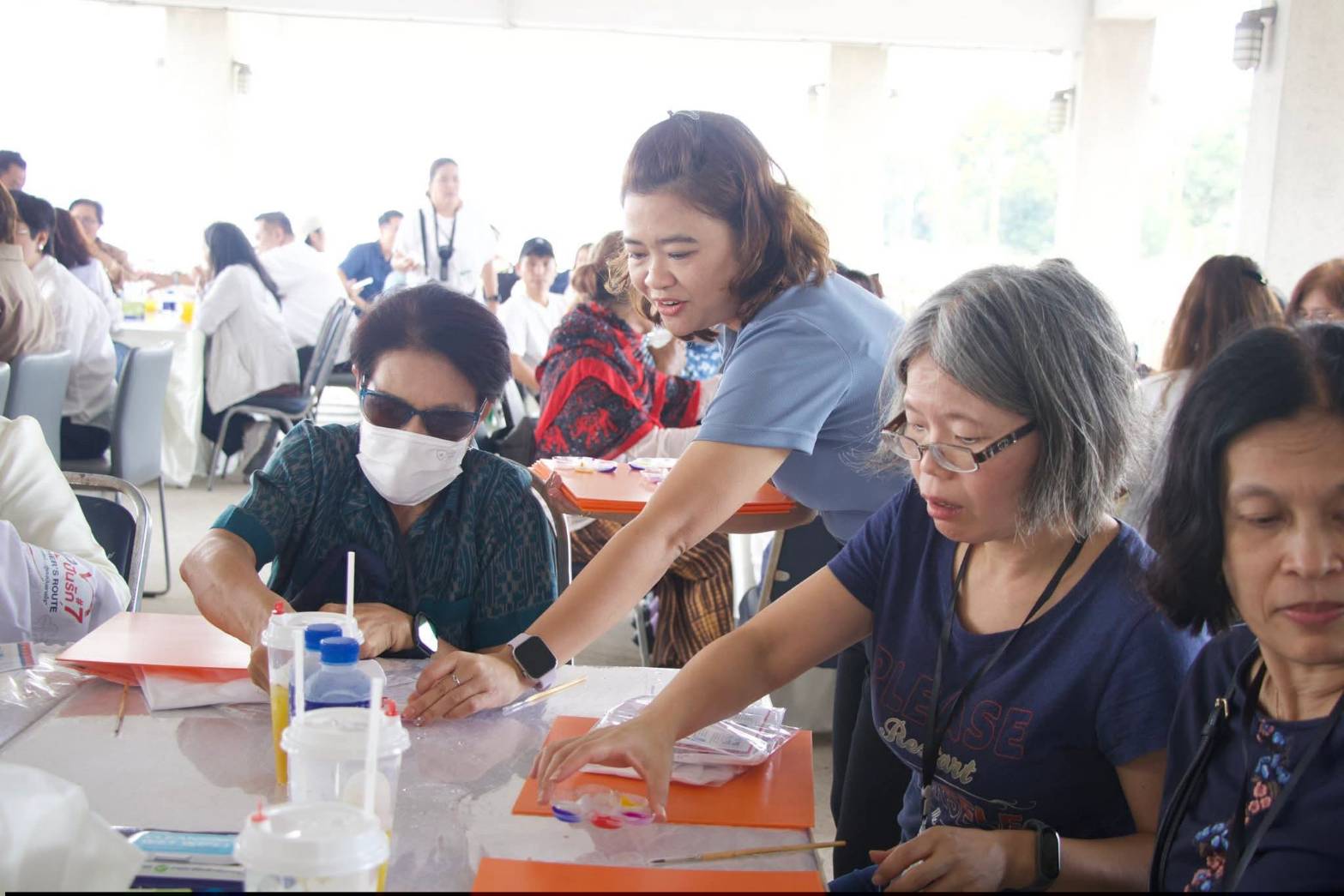 title - ผอ.ศพส. ห้การต้อนรับ คณะผู้บริหาร พนักงาน และสื่อมวลชน จาก บริษัท ทิพยประกันภัย จำกัด (มหาชน) พร้อมนำคณะเข้าเยี่ยมชมนิทรรศการสืบสาน สายธาร สร้างงาน หัตถศิลป์ ณ ศูนย์ส่งเสริมและพัฒนาอาชีพเสริมนอกภาคการเกษตร (ศูนย์ศิลปาชีพ บางไทรฯ (เดิม)) 
